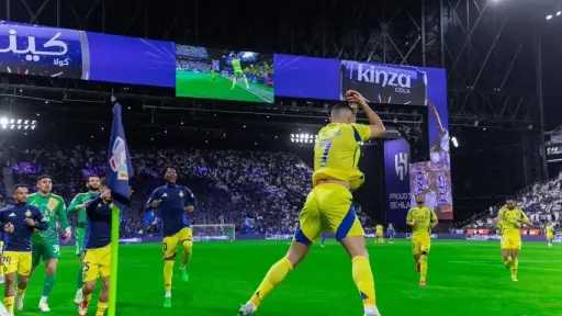 النصر يضرب الهلال بثلاثية في...