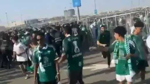 جماهير الأهلي تقتحم الملعب ”بدون...