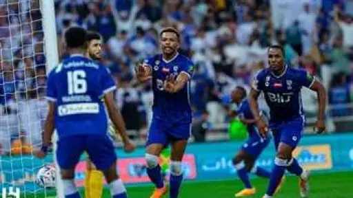 الرائد يتصادم مع الهلال في...