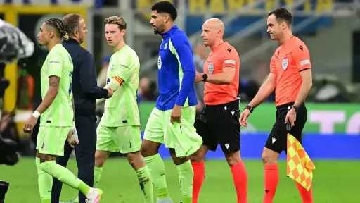 جماهير برشلونة تهاجم الحكم شيمون...