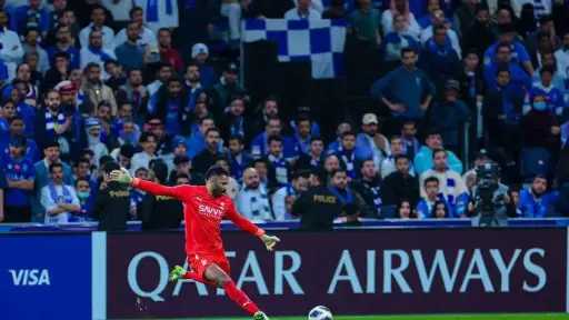 الهلال يعلن رحيل الحارس محمد...