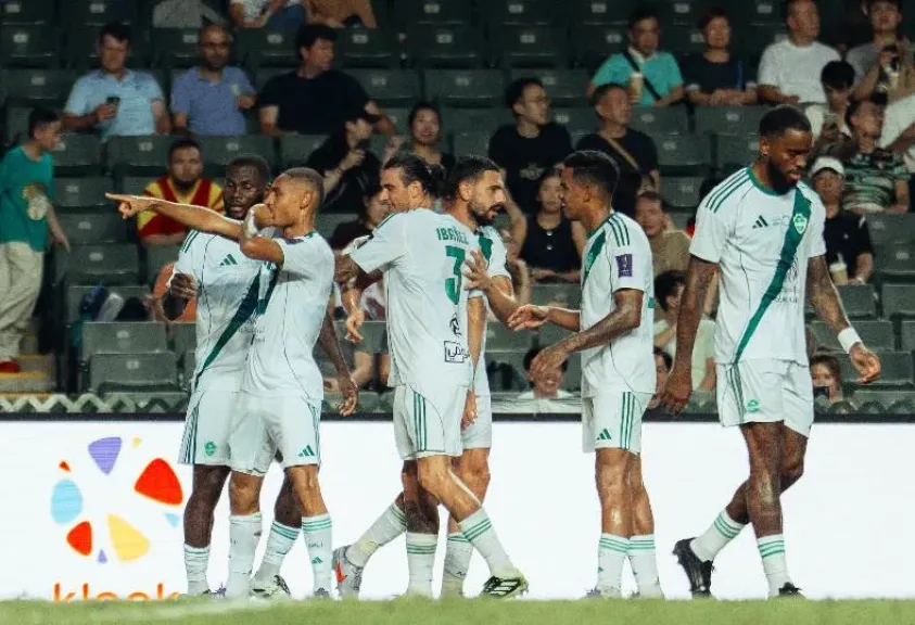 الأهلي يكتسح القادسية بخماسية ويبلغ نهائي كأس السوبر السعودي 2025
